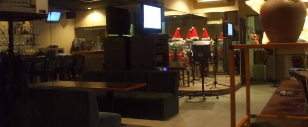 カラオケＢａｒ　Ｆｏｆｏ！（カラオケバー　フォーフォー）